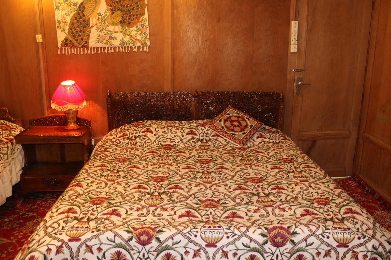 Hotel Wangnoo Worth Houseboats Srīnagar Esterno foto