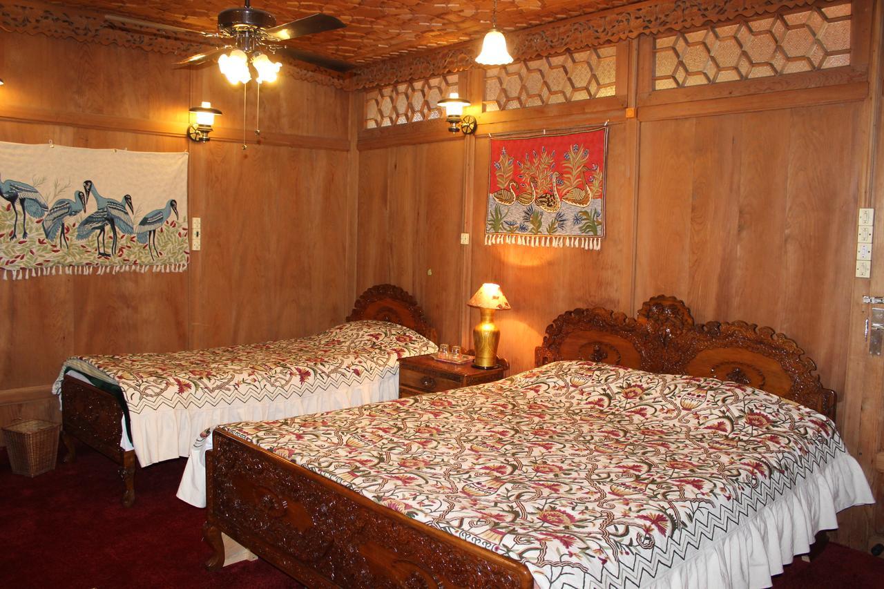 Hotel Wangnoo Worth Houseboats Srīnagar Esterno foto