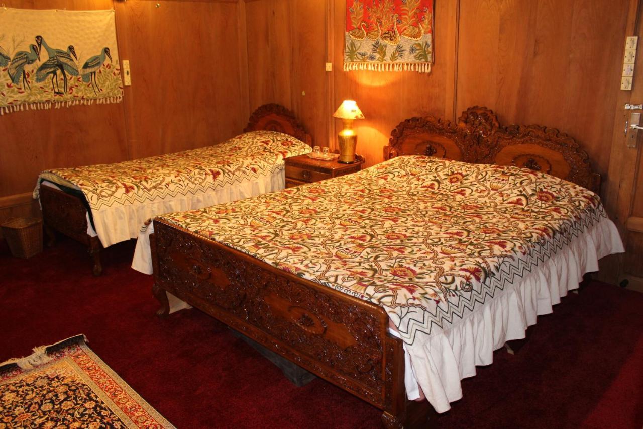 Hotel Wangnoo Worth Houseboats Srīnagar Esterno foto