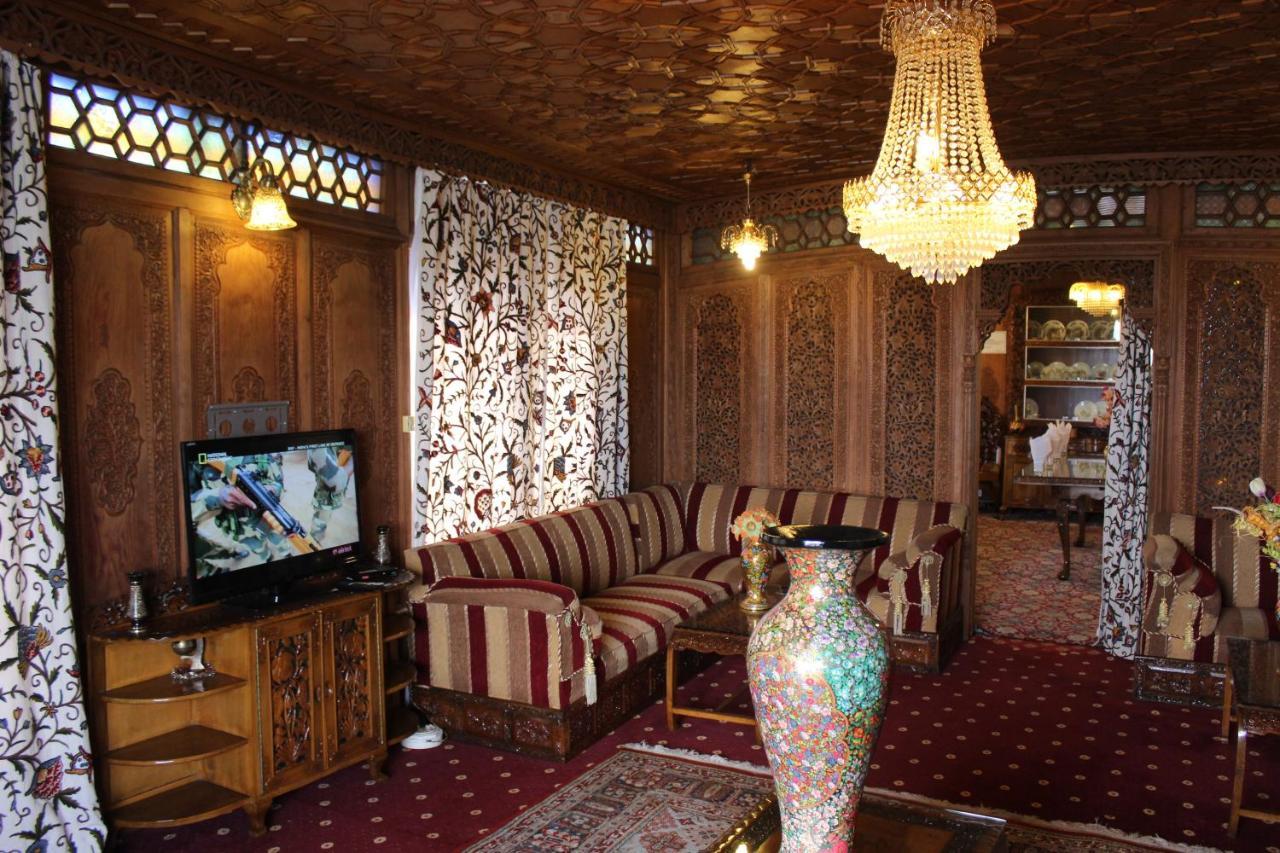 Hotel Wangnoo Worth Houseboats Srīnagar Esterno foto